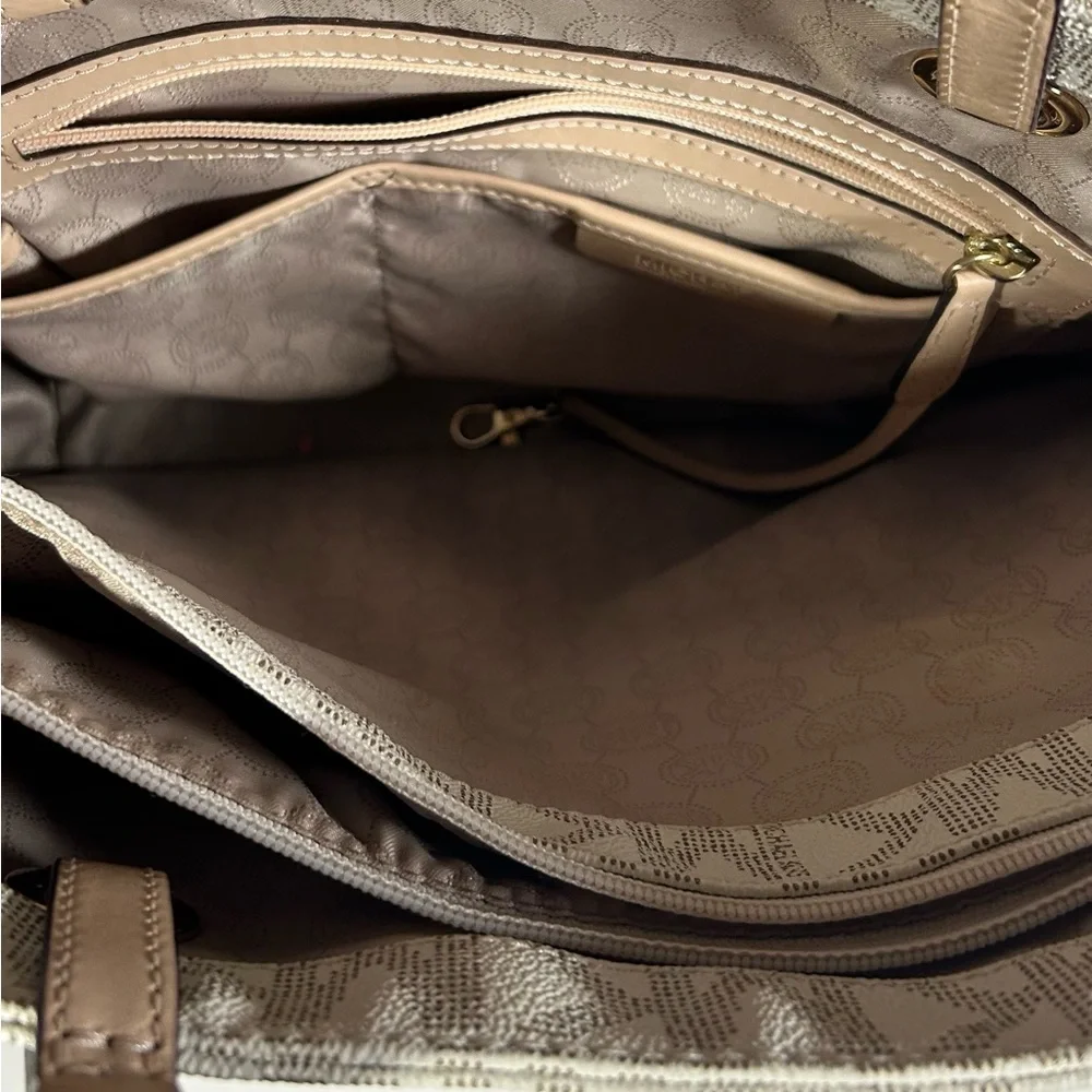 Michael Kors Jet Setter Handbag in crème and tan. - Picture 12 of 12